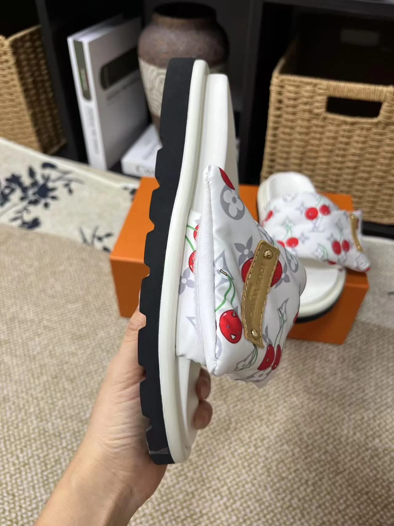 P340 yuan LV Louis Vuitton Full of high-end feel! A popular model among bloggers at home and abroad, it’s retro and fashionable, and looks stunning on your feet! Mainly recommended model on the official website★ ━━━━━ ЅᏇєєt ━━━━━ ▪️Upper: original calfskin ➕5D printing process ▪️Inner: imported mixed sheepskin ▪️Outsole: original molded foam outsole ▪️Size: Female 35-40 Men's 39-44 (women's 41 men's 45)